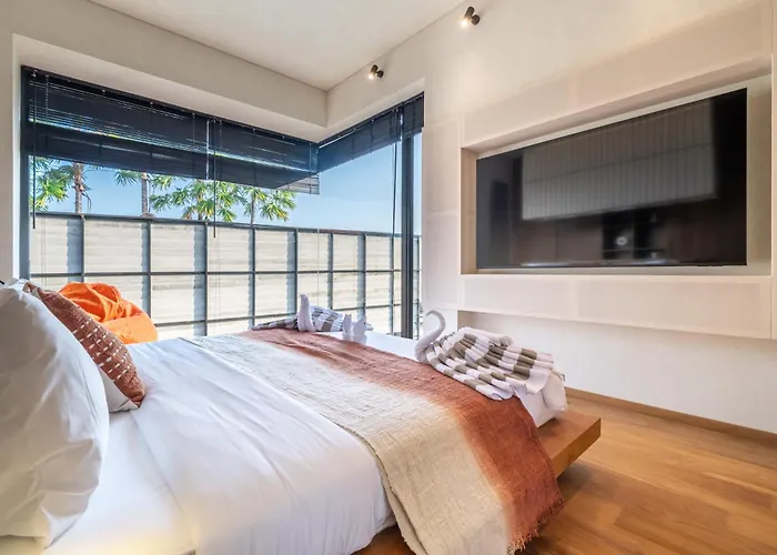 Art Villas- Designer Pool Retreat Close To Shops & Dining 別荘 *